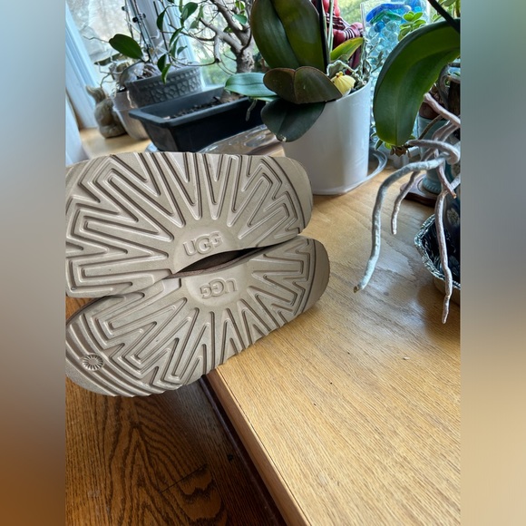 UGG SHOES| BAILEY BOW UGGS|COLOR TAN: SIZE 5 - Picture 16 of 16